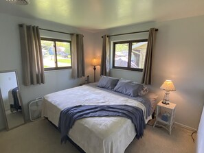 3 bedrooms, desk, iron/ironing board, free WiFi - “Stay Anchored” Lake Tippecanoe channel front with pier and great lake views (Leesburg)