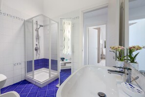 Douche, sèche-cheveux, bidet, serviettes fournies