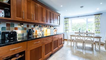 Cottage | Cucina privata | Frigorifero, lavastoviglie, bollitore elettrico, tostapane
