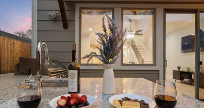 Heated Pool. Hot Tub. King Beds. Backyard W/Grill. 2 Living Rooms. Garage