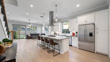 Frigorífic, microones, forn i placa de cuina