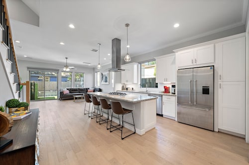 Heated Pool. Hot Tub. King Beds. Backyard W/Grill. 2 Living Rooms. Garage