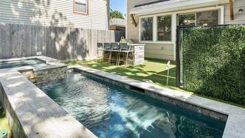 Piscina a l'aire lliure i piscina climatitzada