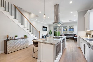 冰箱、微波炉、烤箱、炉灶