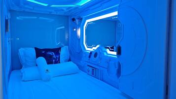 Standard Room, 1 Twin Bed, Non Smoking, Shared Bathroom | In-room safe, desk, free WiFi, bed sheets