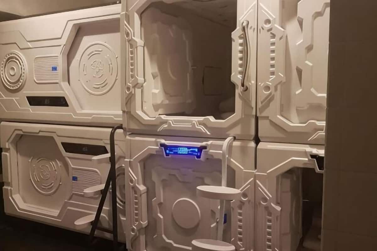 Habitació de disseny futurista, amb motius geomètrics i un panell de control central.