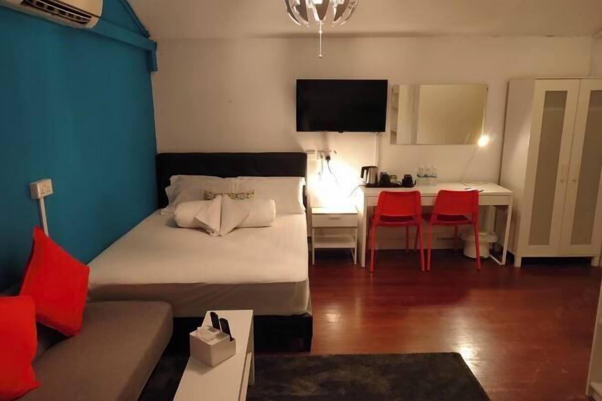 Caja fuerte, escritorio, wifi gratis y ropa de cama