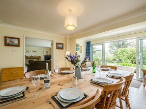 Cottage | Privékeuken | Een vaatwasser, kookgerei, borden en bestek