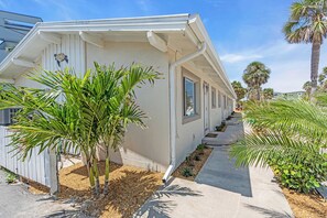 Property grounds - Island Breeze Condo's (Englewood)