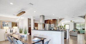 In-room dining - Stunning Waterfront 3BR with Heated POOL (Fort Lauderdale)