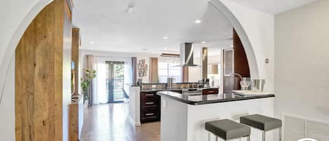 Rumah | Dapur pribadi | Lemari es besar, microwave, oven, dan kompor