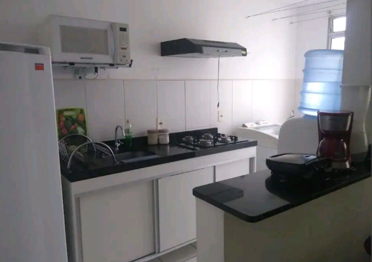 Refrigerador, microondas, parrilla de estufa y cafetera y tetera 