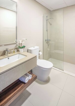 シャワー、ヘアドライヤー、タオル