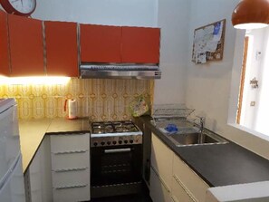 Kühlschrank, Ofen, Herdplatte, Wasserkocher mit Kaffee-/Teezubehör