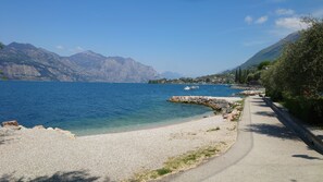 Sulla spiaggia, lettini da mare