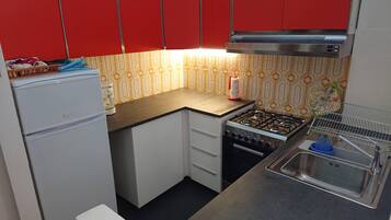 Kühlschrank, Ofen, Herdplatte, Wasserkocher mit Kaffee-/Teezubehör