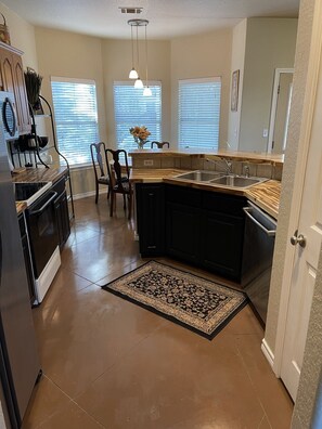 Jääkaappi, mikroaaltouuni, uuni, liesi