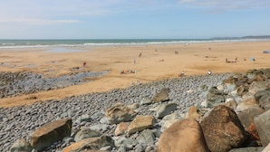 A beach with rocky foreground and a sandy beach area. - Seaquel (Bideford)