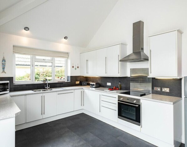 Cottage | Private kitchen | Dishwasher, cookware/dishes/utensils