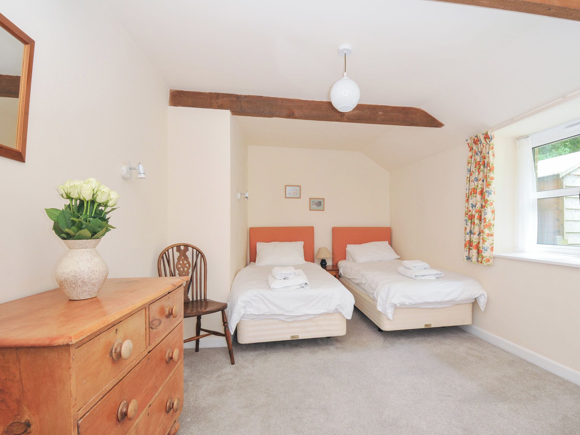 2 habitaciones, decoración personalizada y muebles diferentes 