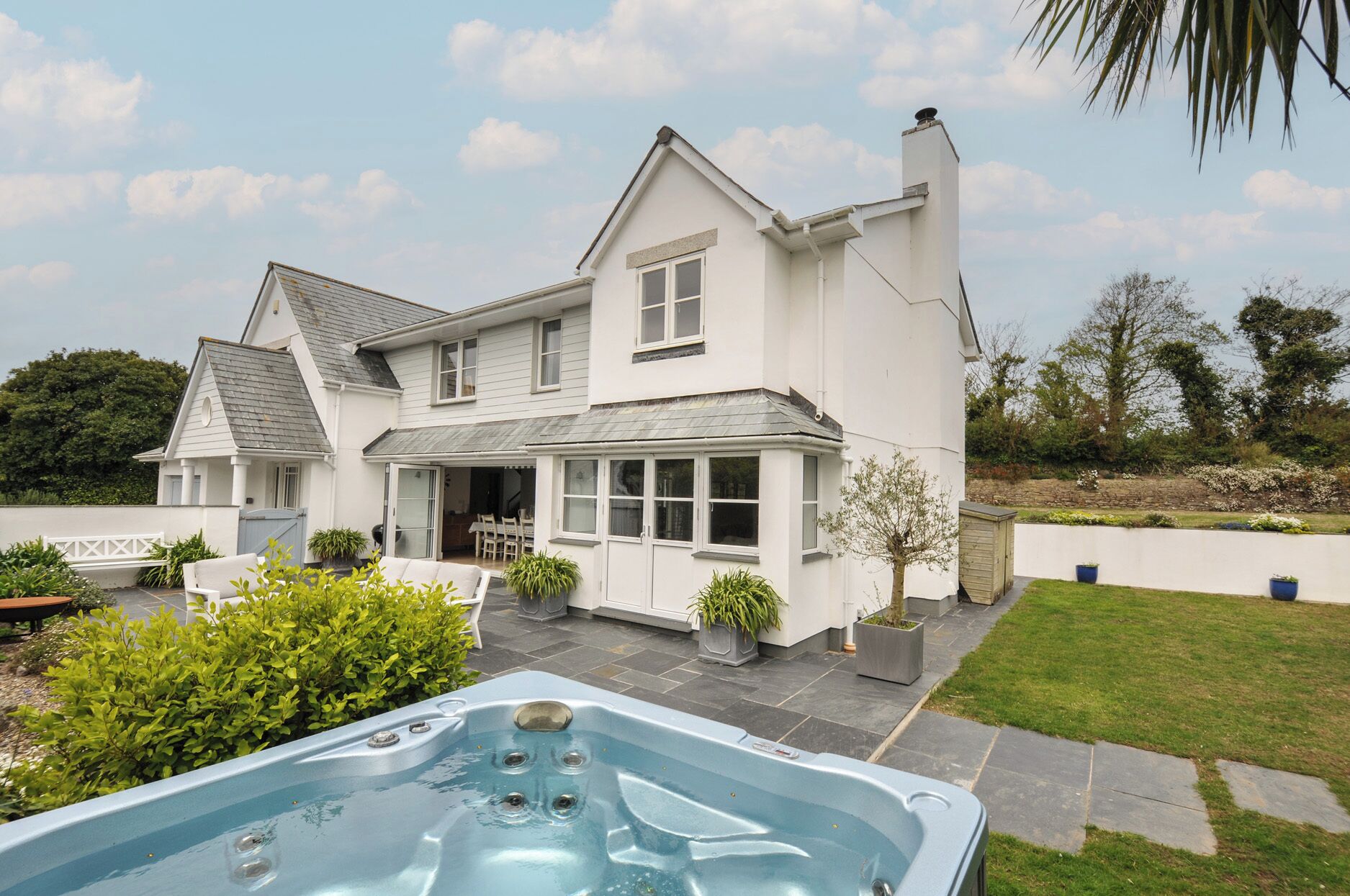 Cottage | Outdoor spa tub