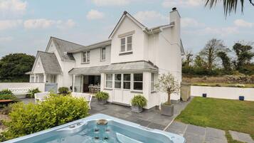 Cottage | Outdoor spa tub