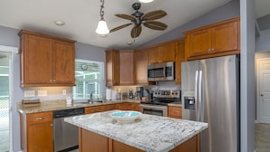 Kaffetrakter/tekoker, kjøleskap, mikrobølgeovn og ovn