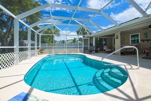 Una piscina al aire libre, una piscina climatizada