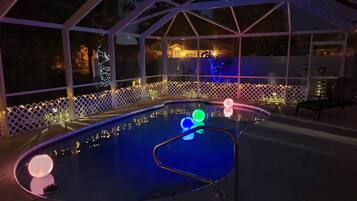 Utomhuspool och uppvärmd pool