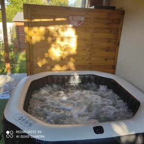 Outdoor spa tub - Episy lock housing with outdoor SPA  (Moret-Loing-et-Orvanne)
