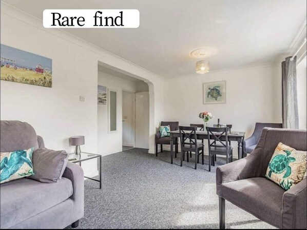 Apartment | Living area - Lovely Apartment Sleeps 6 Singles in Torquay (Torquay)