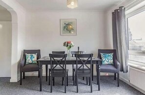 Apartment | Dining - Lovely Apartment Sleeps 6 Singles in Torquay (Torquay)