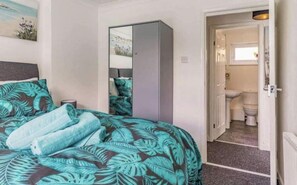 Apartment | 3 bedrooms, iron/ironing board, free WiFi, bed sheets - Lovely Apartment Sleeps 6 Singles in Torquay (Torquay)