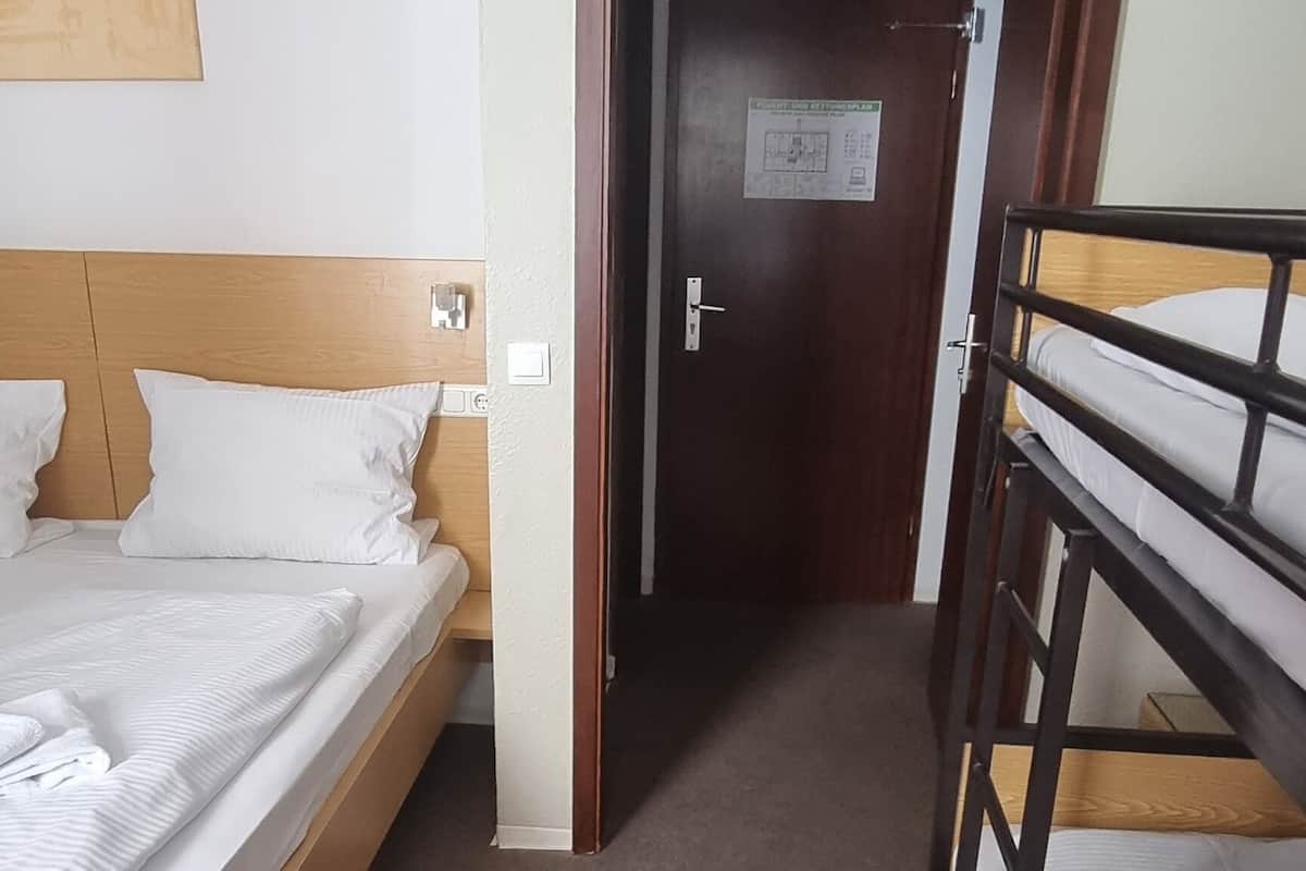 Chambre Quadruple Confort | Literie de qualité supérieure, matelas Select Comfort