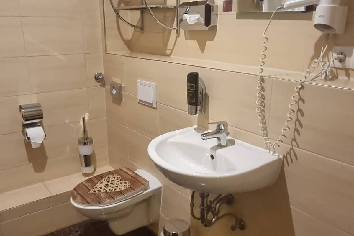 Baignoire relaxante profonde, sèche-cheveux, bidet, serviettes fournies