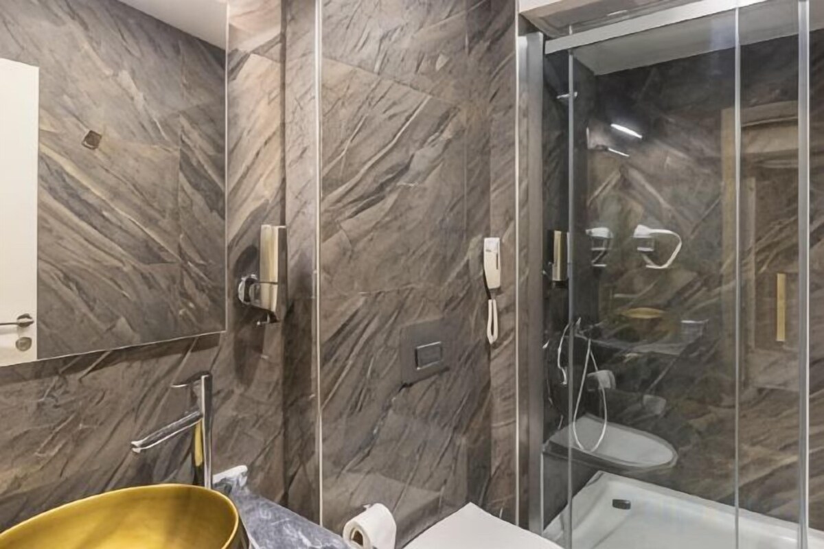 Douche, séchoir à cheveux, serviettes fournies, savon