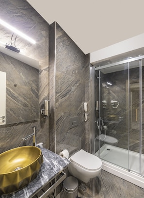 Shower, hair dryer, towels, soap - Brako Hotel (Istanbul)