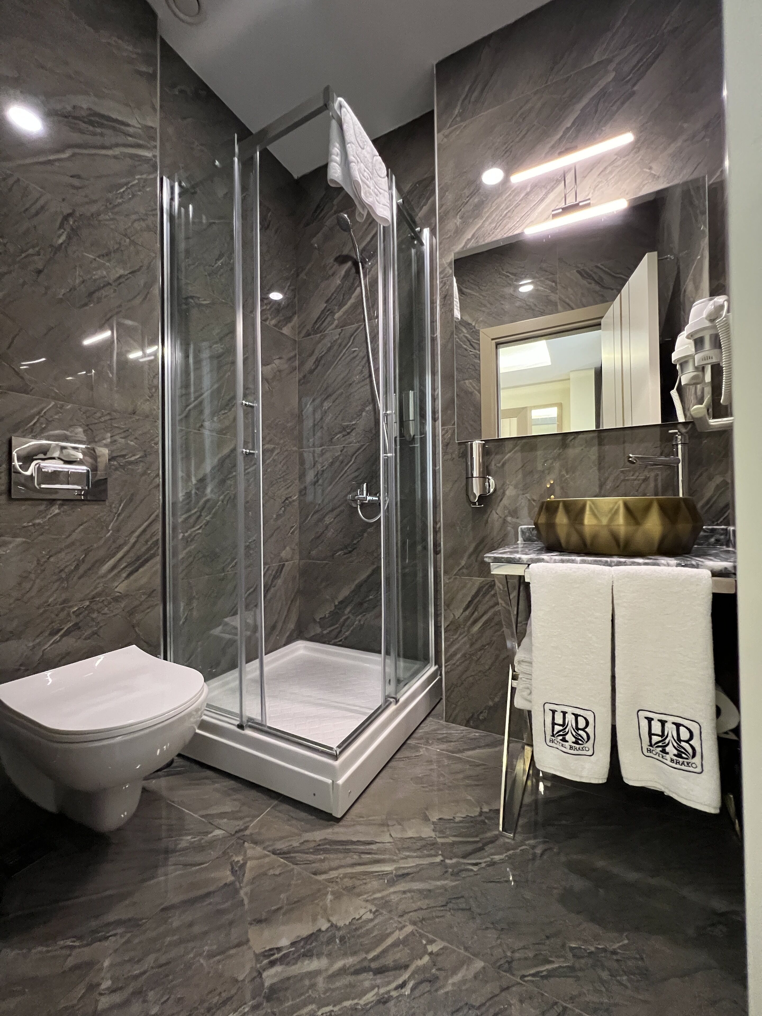 Superior-Doppel- oder -Zweibettzimmer | Badezimmer | Dusche, Haartrockner, Handtücher, Seife
