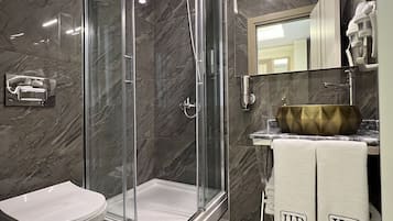 Superior-Doppel- oder -Zweibettzimmer | Badezimmer | Dusche, Haartrockner, Handtücher, Seife