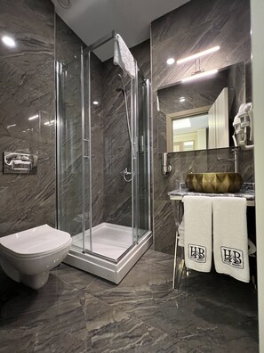 Habitación superior con 1 cama doble o 2 individuales | Baño | Ducha, secador de pelo, toallas y jabón