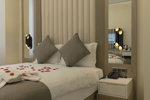 Chambre supérieure double ou avec lits jumeaux | Coffre-fort, accès au Wi-Fi (inclus), literie fournie