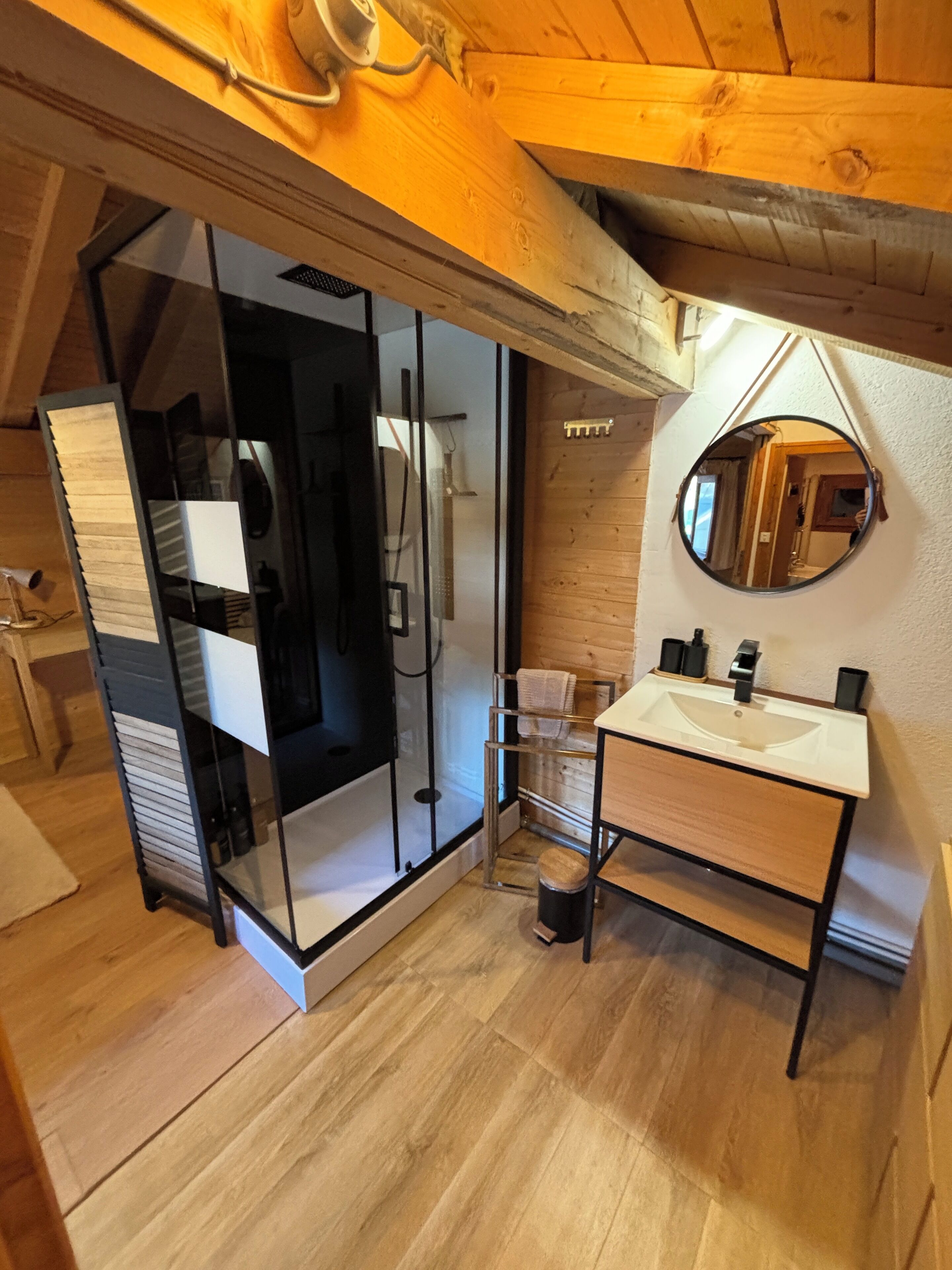 Een bad, milieuvriendelijke toiletartikelen, een haardroger, handdoeken