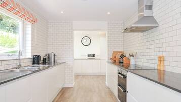 Cottage | Private kitchen | Dishwasher, cookware/dishes/utensils