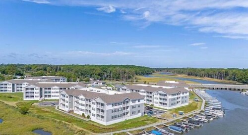 Majestic Waterfront Condo on Rehoboth Bay Minutes From The Beach, Sleeps 8-10