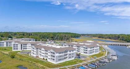 Majestic Waterfront Condo on Rehoboth Bay Minutes From The Beach, Sleeps 8-10