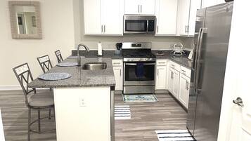 Kylskåp, mikrovågsugn, ugn och spishäll