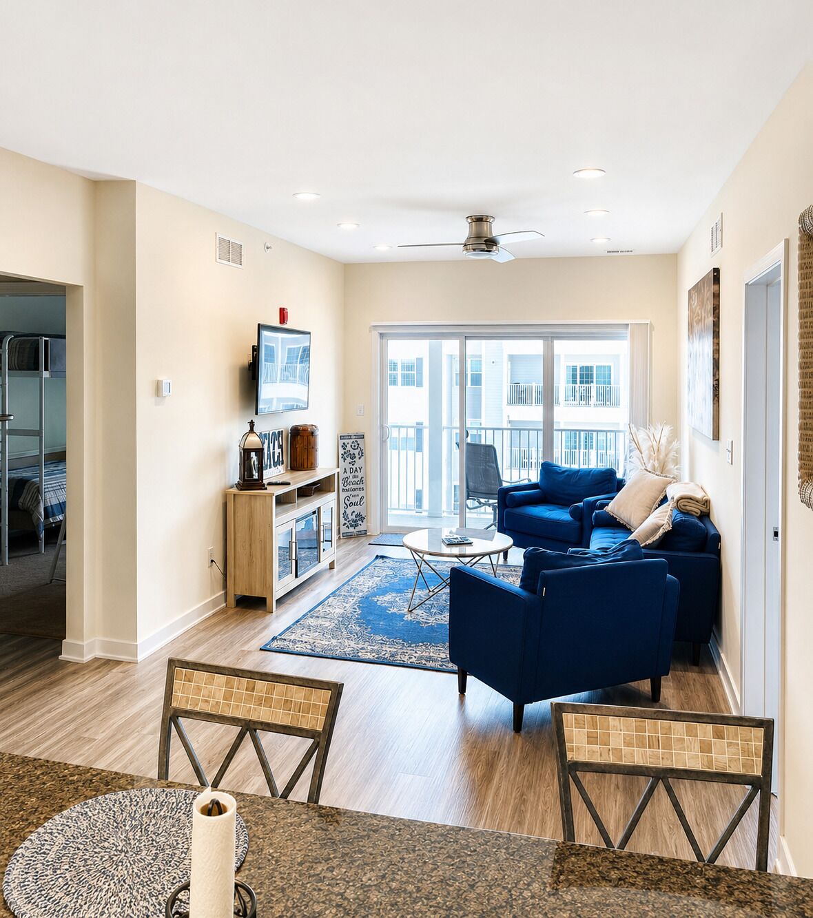 Smart TV, fireplace