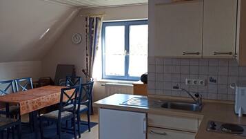 Kühlschrank, Ofen, Herdplatte, Wasserkocher