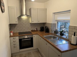 Cottage | Private kitchen | Fridge, cookware/dishes/utensils
