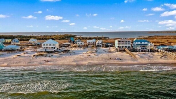 Une zone c ôtière comprenant plusieurs maisons de plage, dont certaines sont dotées de quais attenants, et offrant une vue sur l’océan.